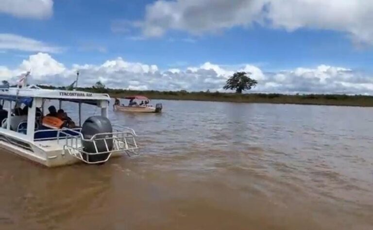 Bombeiros fazem buscas por professor desaparecido em rio no Amazonas