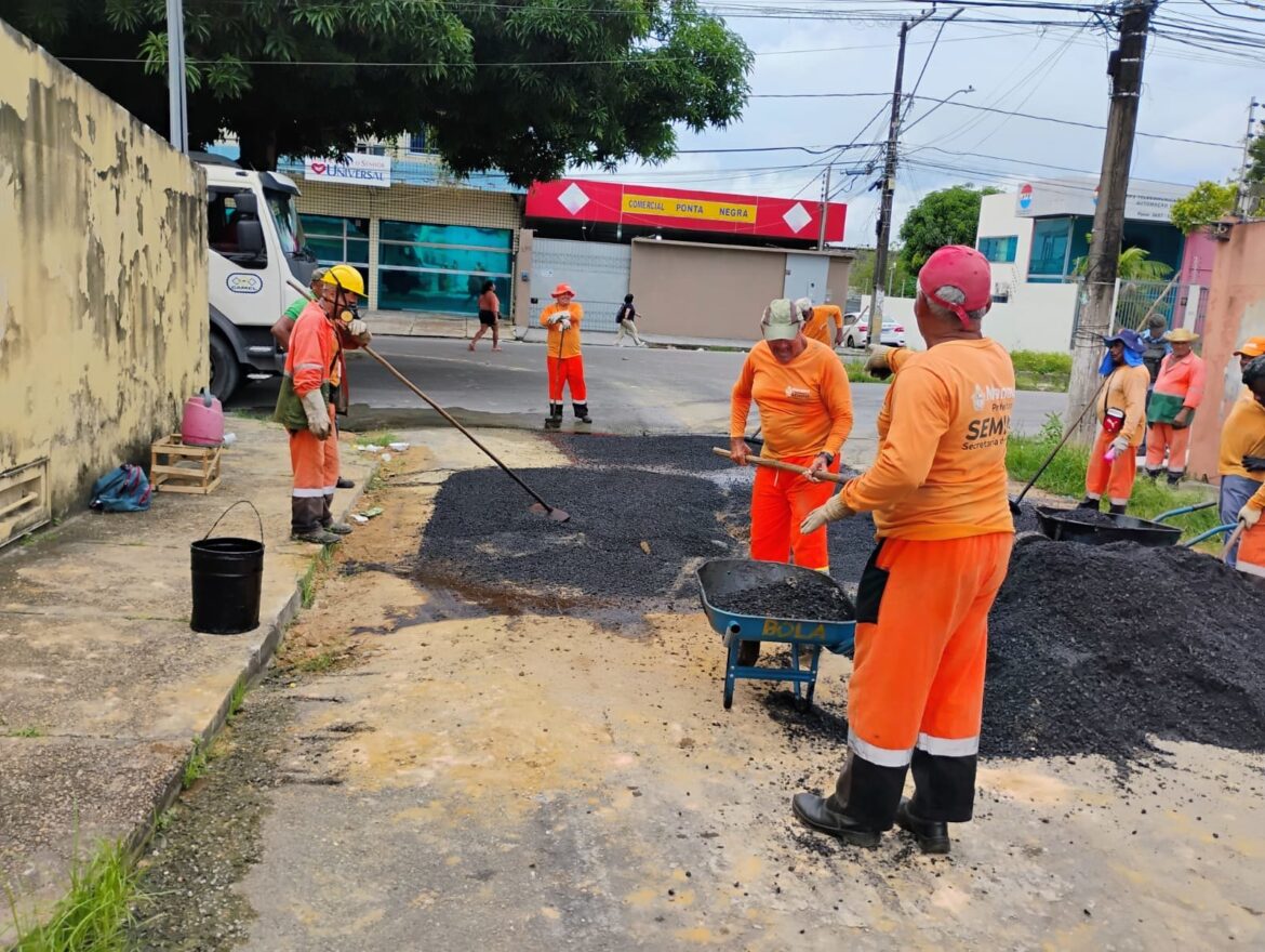 Avenida Constantino Nery recebe serviço de recuperação asfáltica da prefeitura