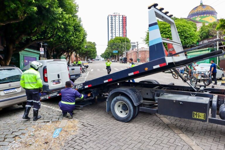 Prefeitura fiscaliza estacionamento irregular e remove veículos do centro de Manaus