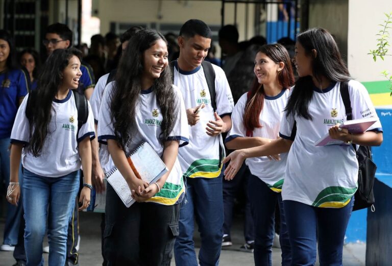 Mais de 44 mil estudantes do Amazonas recebem pagamento do Pé-de-Meia após concluírem Ensino Médio