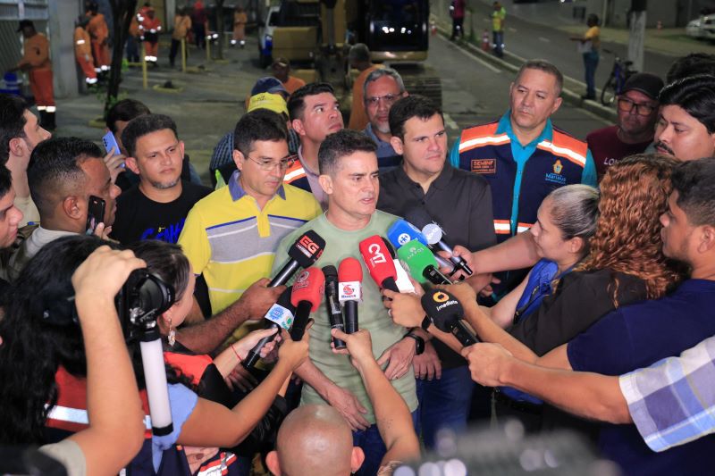 Prefeito David Almeida acompanha interdição de trecho da avenida Maceió para manutenção em rede de drenagem durante o carnaval