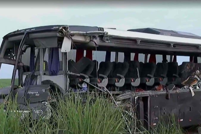 Tragédia em SP: Acidente entre caminhão e ônibus deixa 12 estudantes mortos