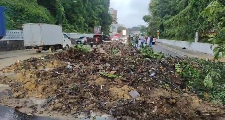 Manaus registra deslizamento de terra durante forte chuva e trânsito fica comprometido em avenida