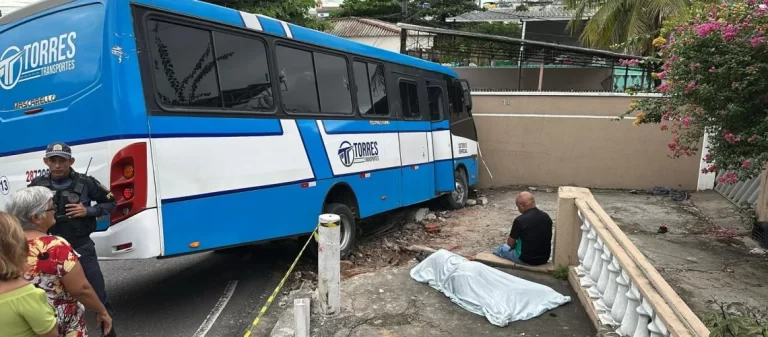 Técnica de enfermagem morre após ser atingida por ônibus desgovernado em Manaus