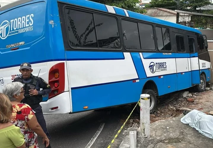 Técnica de enfermagem morre após ser atingida por ônibus desgovernado em Manaus