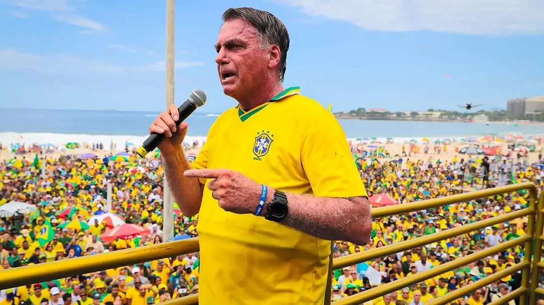 Em ato no Rio de Janeiro, Bolsonaro afirma que não fugirá do país