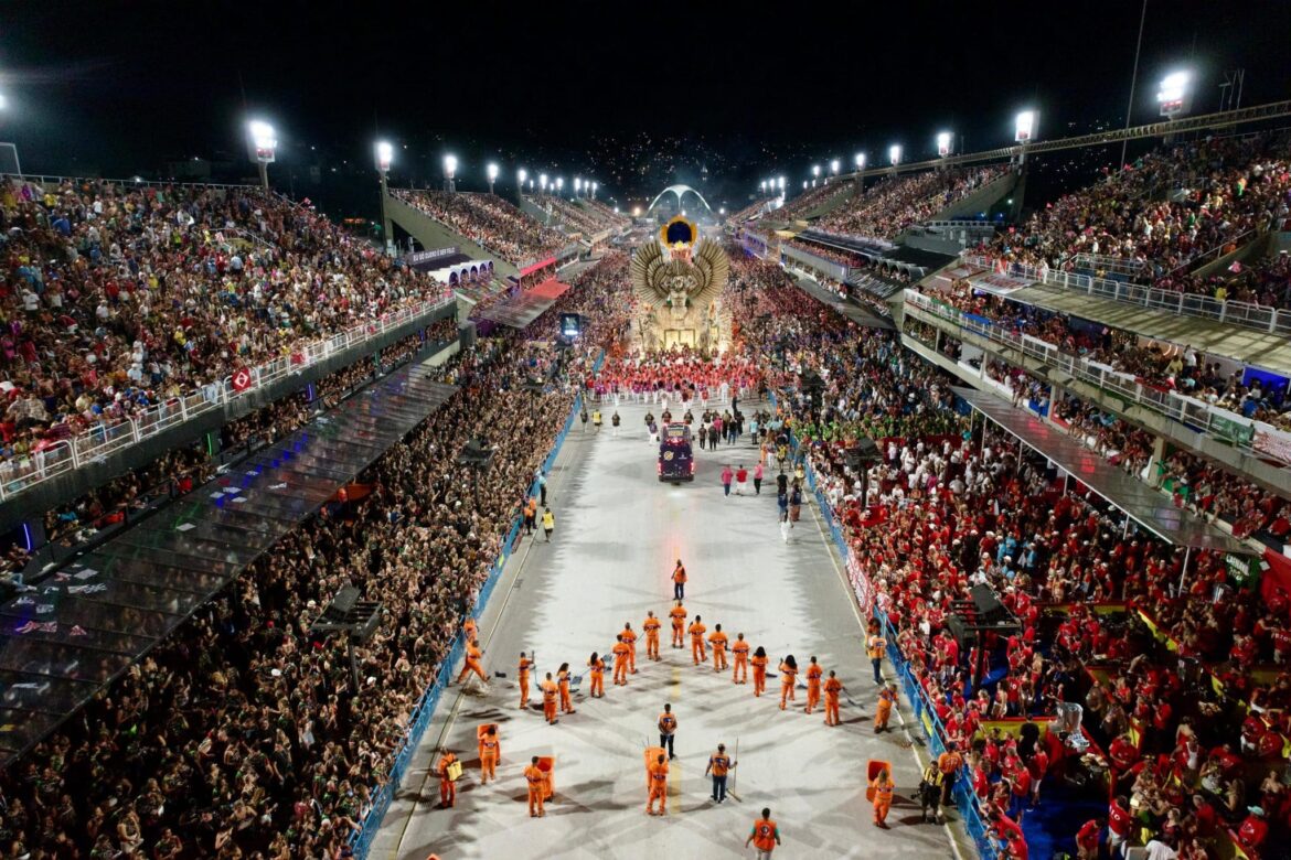 Carnaval carioca começa com desfile da Série Ouro e 22 blocos de rua