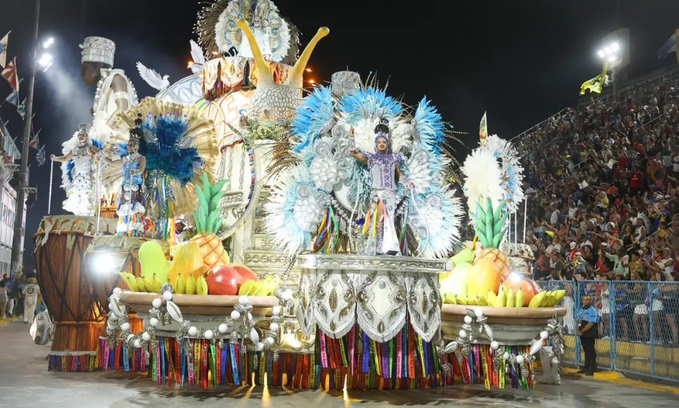 Ancestralidade domina a segunda noite de desfiles no Sambódromo do Rio