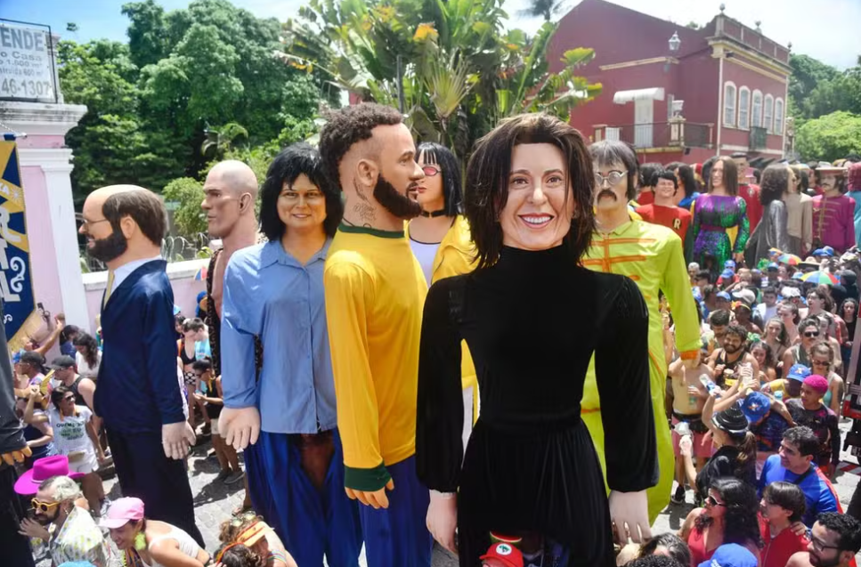 Fernanda Torres 'puxa' Desfile dos Bonecos Gigantes e arrasta multidão nas ladeiras de Olinda