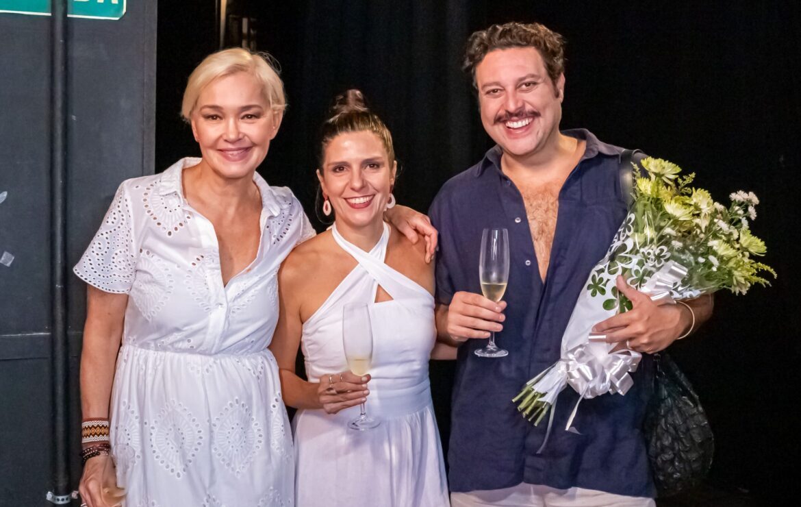 Estrelada por Julia Lemmertz, Georgiana Góes e Pedroca Monteiro, ’Simples Assim’ estreia no Teatro Amazonas