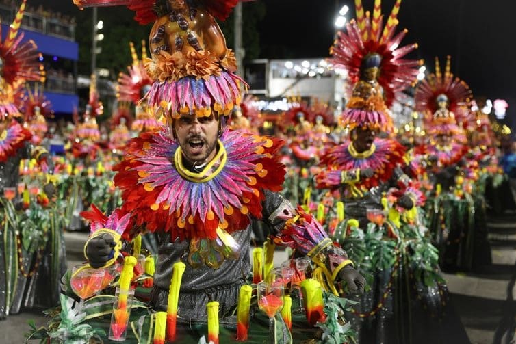 Água, fogo e fumaça marcam espetáculo do 1º dia de desfiles do Grupo Especial