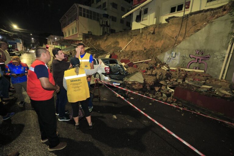 Prefeito em exercício Renato Junior mobiliza equipes e auxilia vítimas de desabamento em Manaus