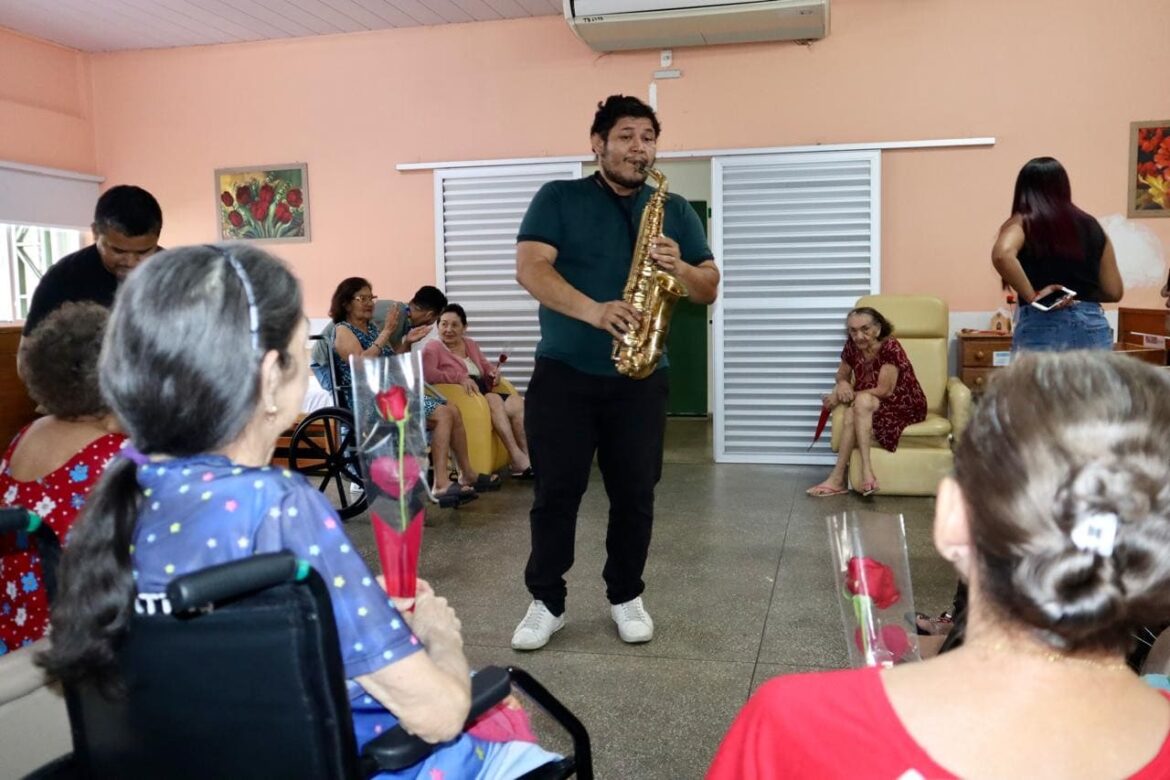 Prefeitura de Manaus promove apresentação musical com saxofone para idosos da Fundação Doutor Thomas