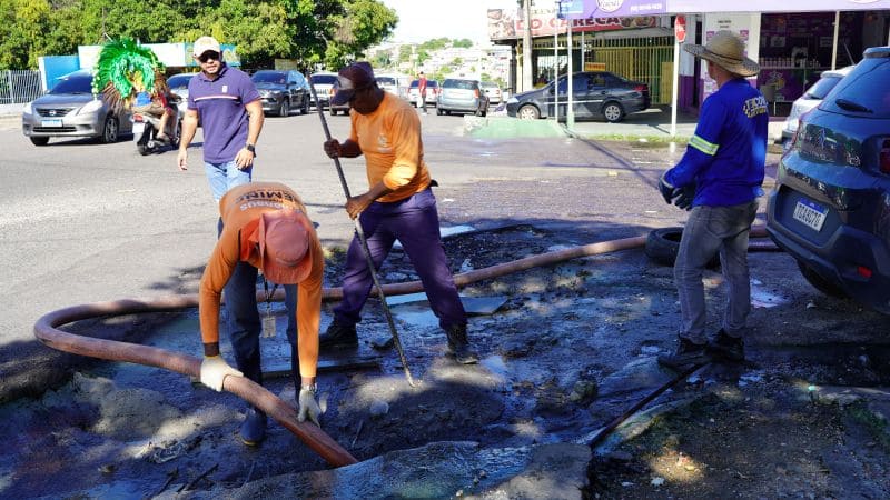 Prefeitura de Manaus realiza desobstrução e limpeza de caixa coletora na zona Sul