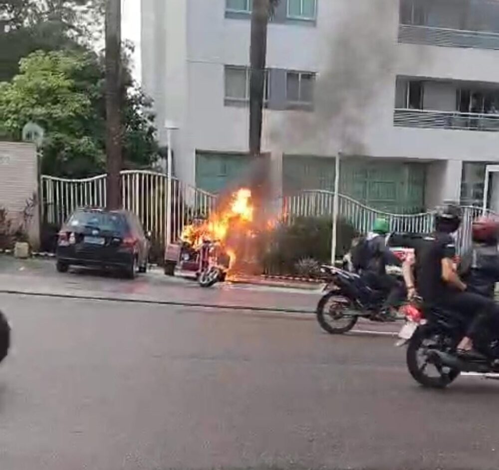 Moto pega fogo em estacionamento de prédio em Manaus