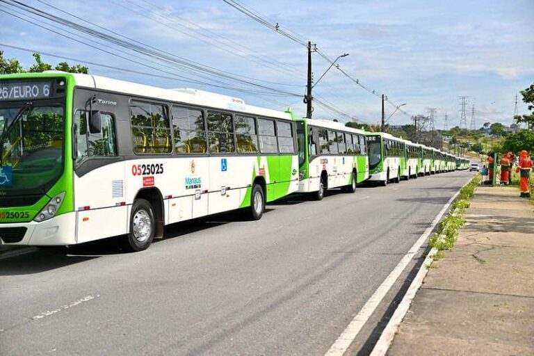 Prefeito David Almeida entrega 19 novos ônibus e totaliza 440 veículos renovados na frota