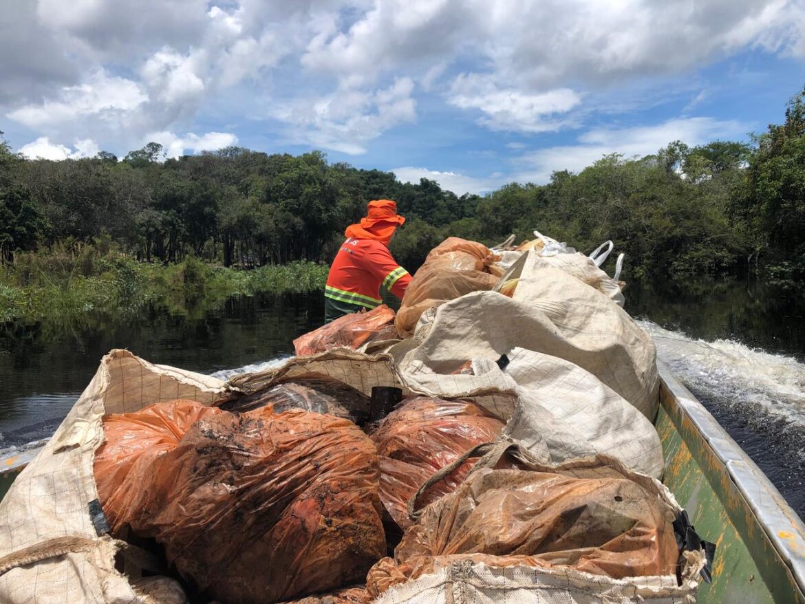 Prefeitura intensifica limpeza na orla do rio Negro e em lixeiras flutuantes para fortalecer turismo e preservação ambiental