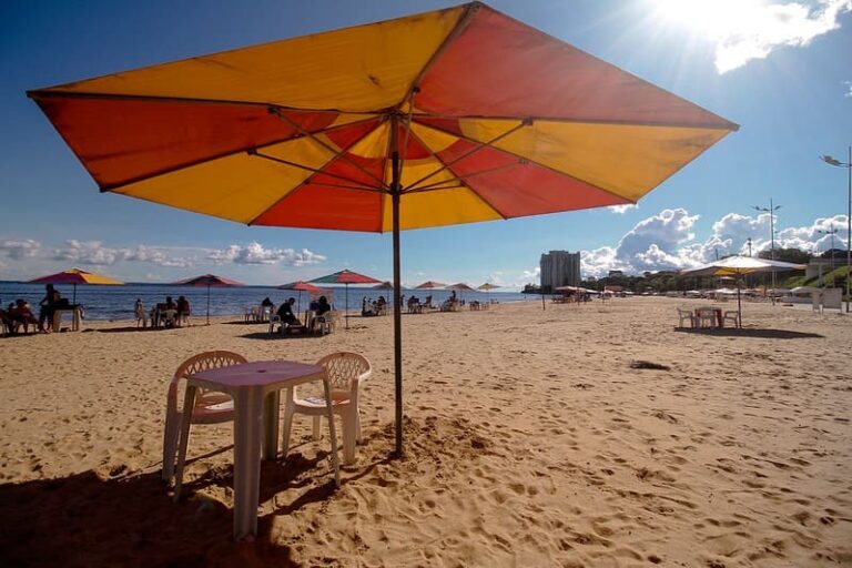 Com rio a 25m e chuvas intensas, Prefeitura alerta sobre horários de banho na Ponta Negra