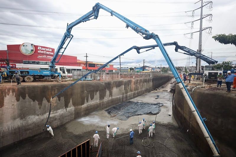 Prefeitura avança na concretagem da laje de fundo do complexo viário Rei Pelé, etapa crucial da obra