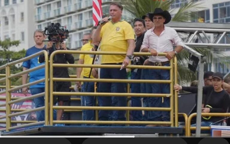 Bolsonaro e aliados participam de manifestação em Copacabana