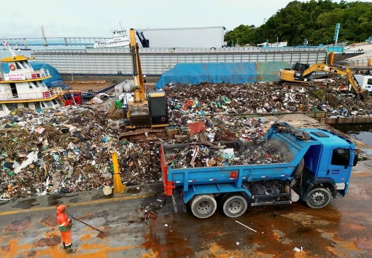 Prefeito acompanha operação de transbordo e celebra redução em mais de 50% do volume de lixo retirado do rio Negro após instalação de ecobarreiras