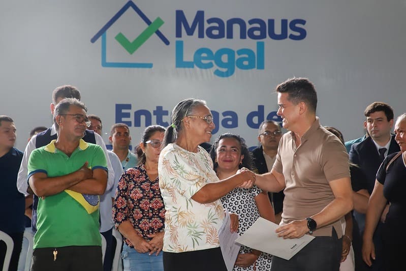 Prefeito David Almeida entrega 1.000 registros de imóveis a famílias do bairro Zumbi dos Palmares