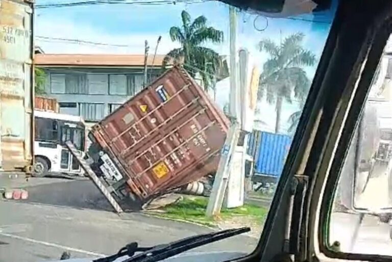 Carreta tomba em curva perigosa na zona sul de Manaus, bloqueando acesso ao Porto Chibatão