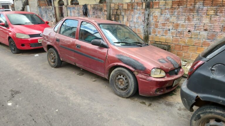 Veículos abandonados são removidos na zona Norte de Manaus