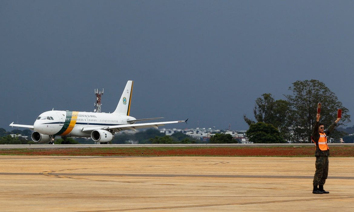 Avião presidencial arremete ao tentar pousar em Sorocaba