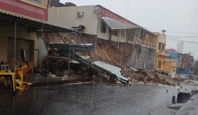 Muro desaba durante forte chuva em Manaus e deixa feridos