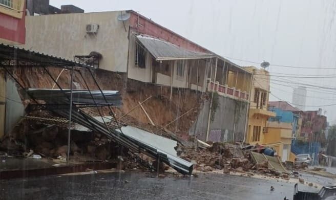 Muro desaba durante forte chuva em Manaus e deixa feridos