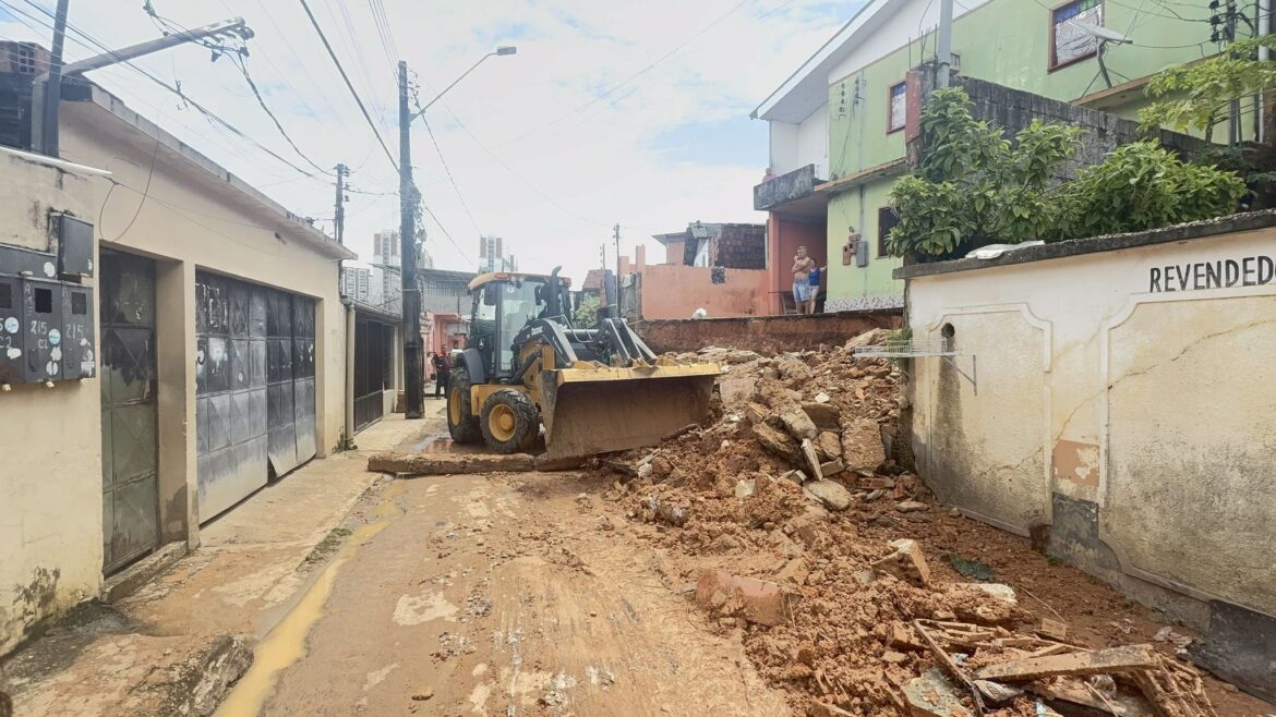 Prefeitura de Manaus atua desde a madrugada para minimizar impactos das chuvas e reforça ações emergenciais