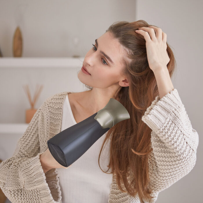 Manter os cabelos saudáveis após o verão pede algumas ações