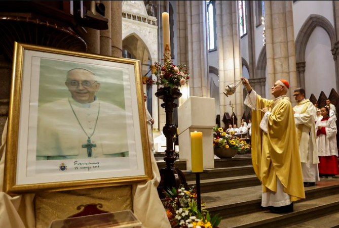 Fiéis lotam Catedral da Sé em missa para homenagear papa Francisco