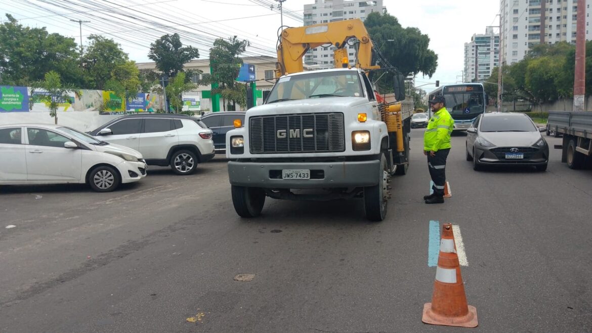 Prefeitura realiza fiscalização para coibir circulação irregular de caminhões na zona Centro-Sul de Manaus