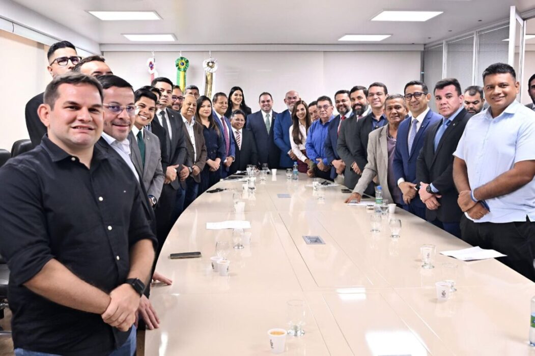 Roberto Cidade comanda votação que aprovou reajuste salarial a servidores da Assembleia Legislativa e profissionais das forças de segurança