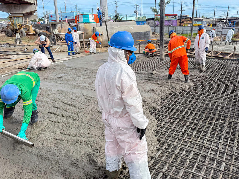 Prefeitura de Manaus inicia concretagem da maior laje do complexo viário Rei Pelé e chega a 95% da obra concluída
