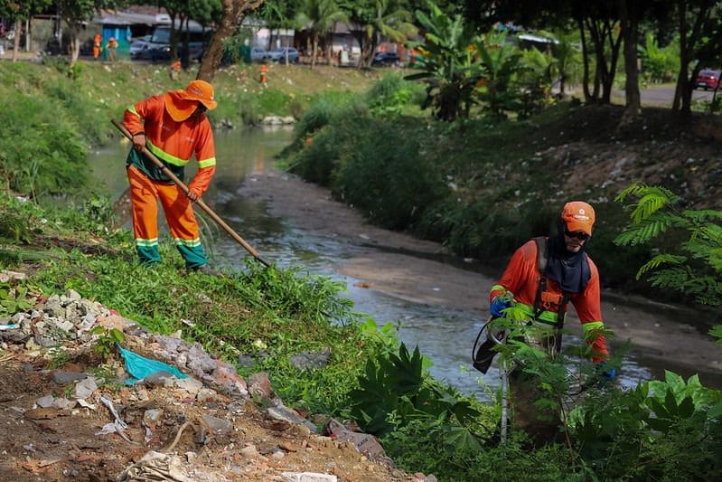 Prefeito David Almeida prioriza ações na zona Norte e vistoria operação de limpeza no igarapé do Passarinho