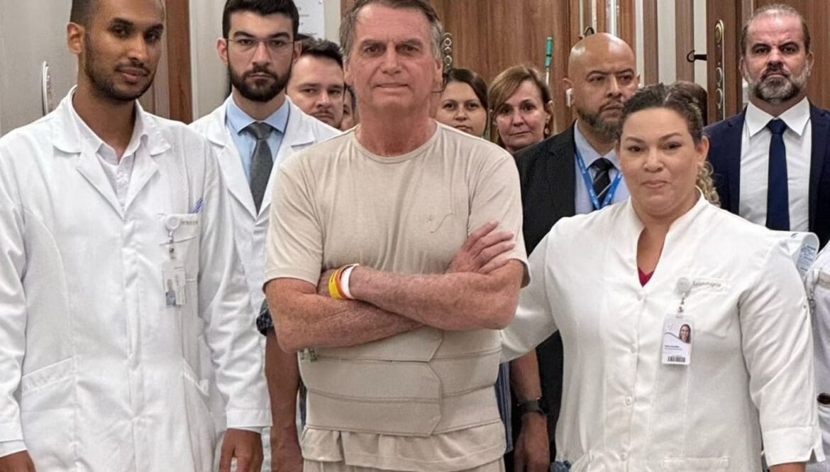 Vídeo: Bolsonaro recebe alta após três semanas de internação em hospital de Brasília