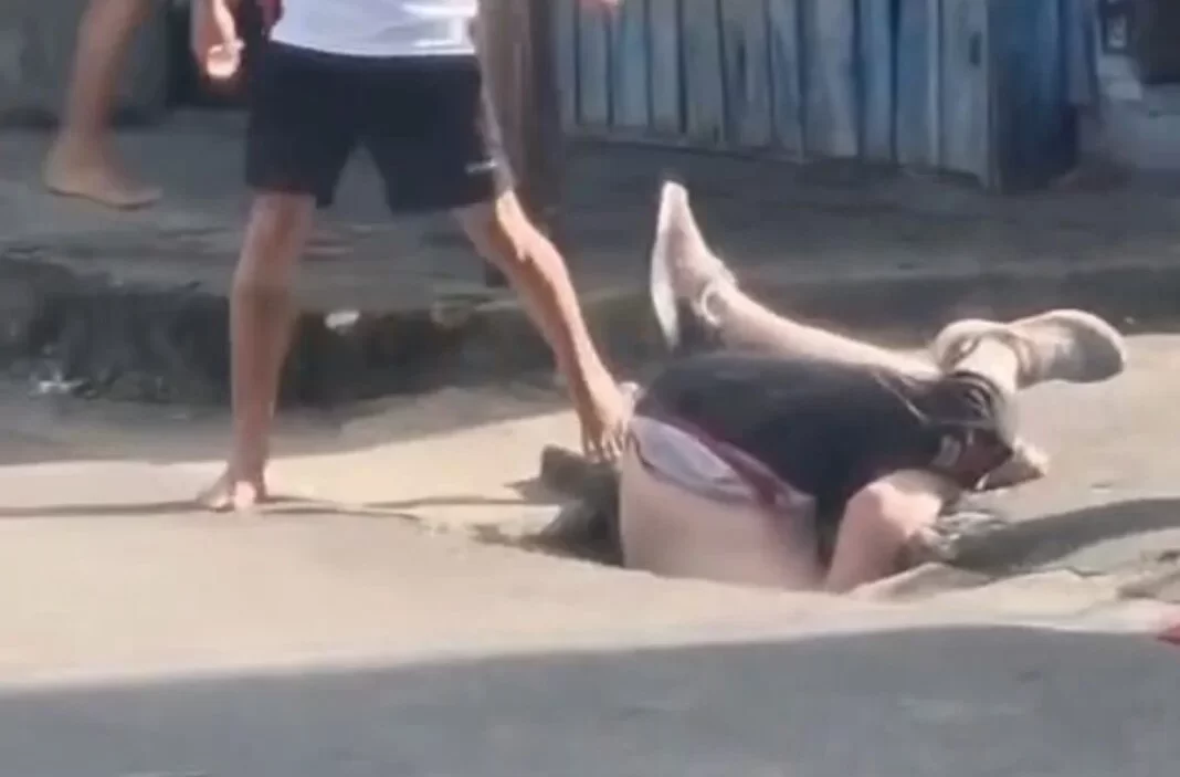 Homem fica de ponta-cabeça em buraco enquanto ap4nha em Manaus