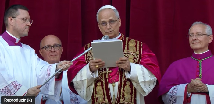 Papa só é reconhecido oficialmente como líder da Igreja após missa inaugural