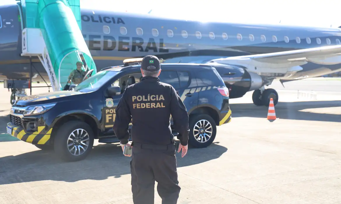 Tuta integrante do PCC preso na Bolívia é levado para presídio em Brasília