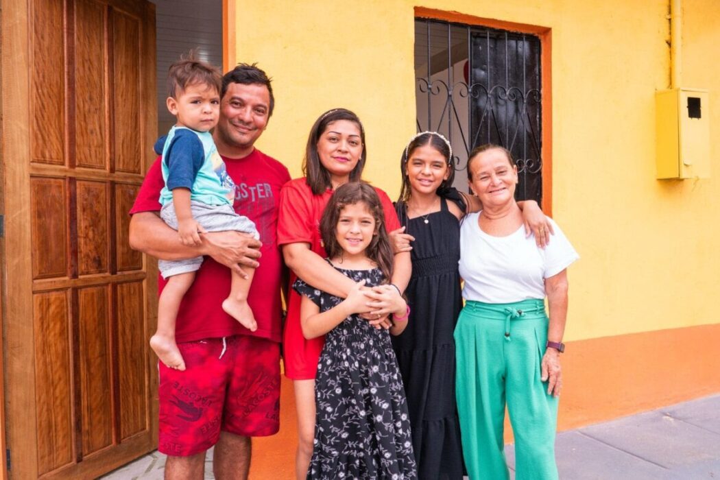 Prefeitura de Manaus entrega 17 casas reformadas no Dia do Trabalhador e transforma vidas em comunidades da capital