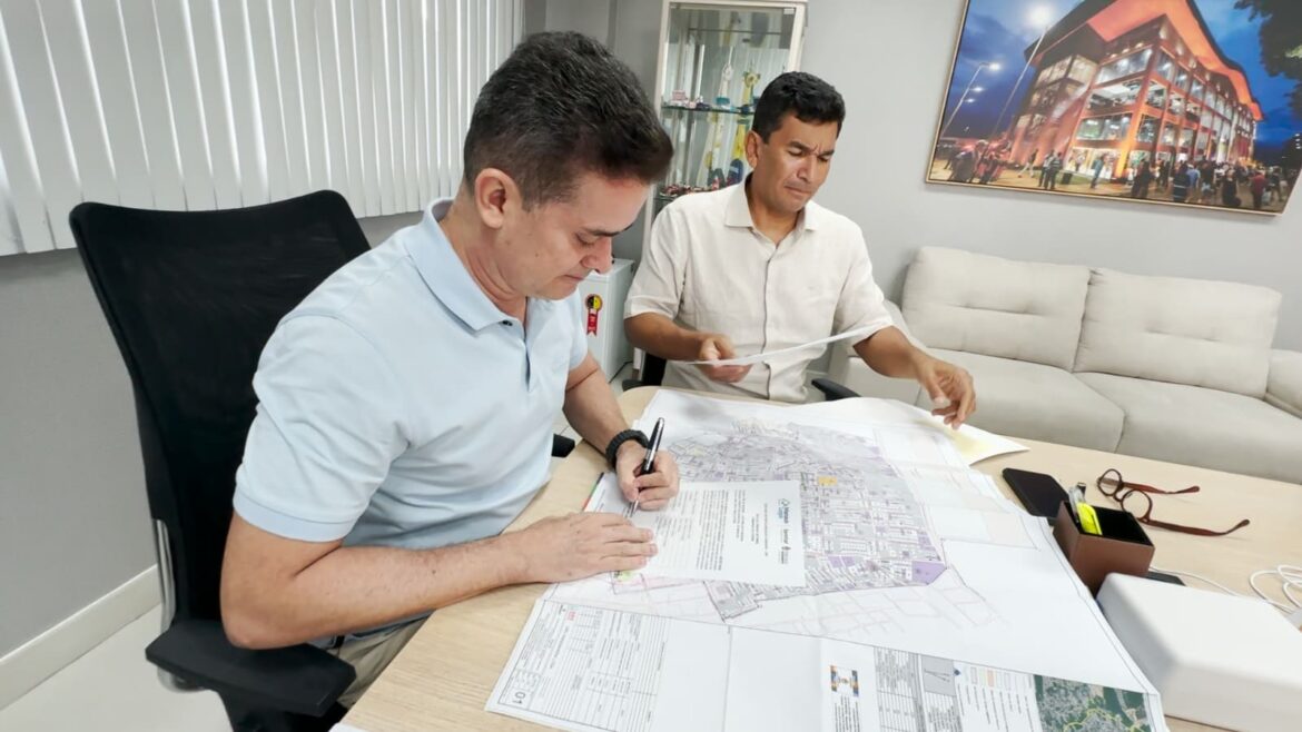 Prefeito David Almeida assina certidões para regularização fundiária de 2.600 lotes da comunidade Rio Piorini