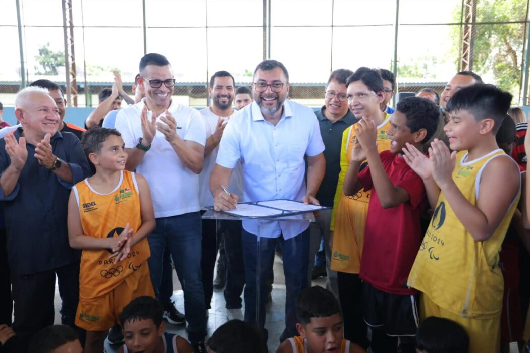 Em café em homenagem às mães, no bairro Compensa, governador Wilson Lima anuncia reforma de espaços de esporte e lazer