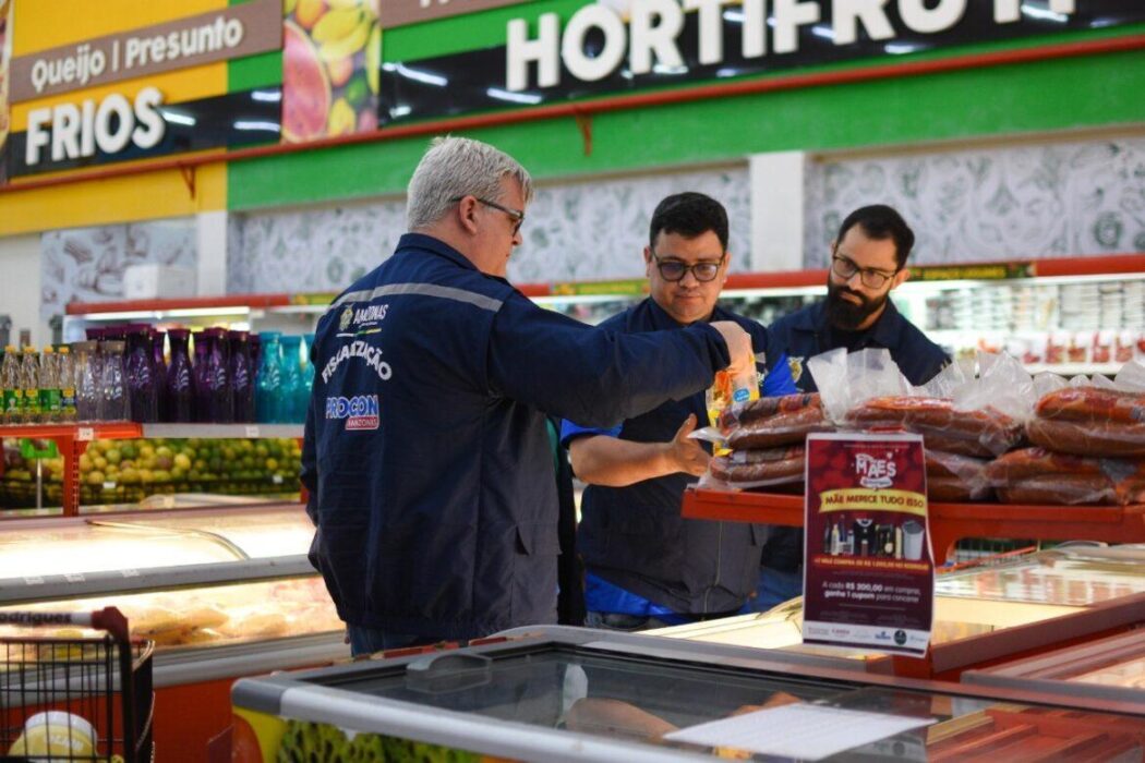 Procon-AM autua supermercado por comercializar mais de 46 kg de alimentos impróprios para consumo