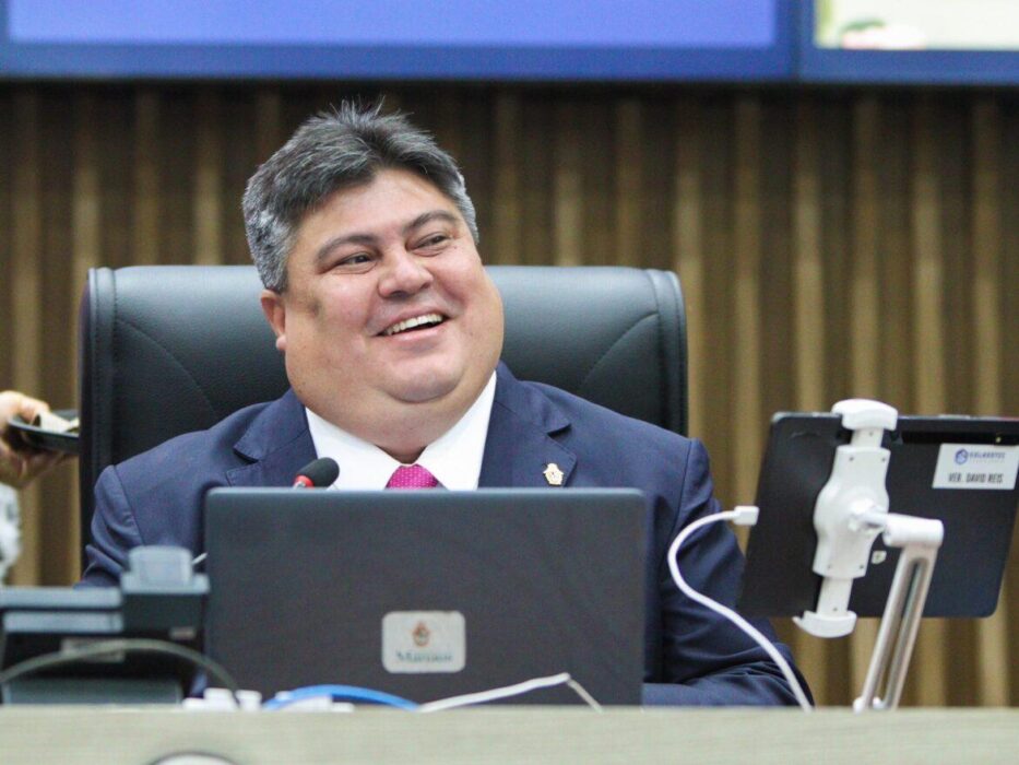 Presidente David Reis anuncia antecipação da primeira parcela do 13º salário dos servidores da CMM
