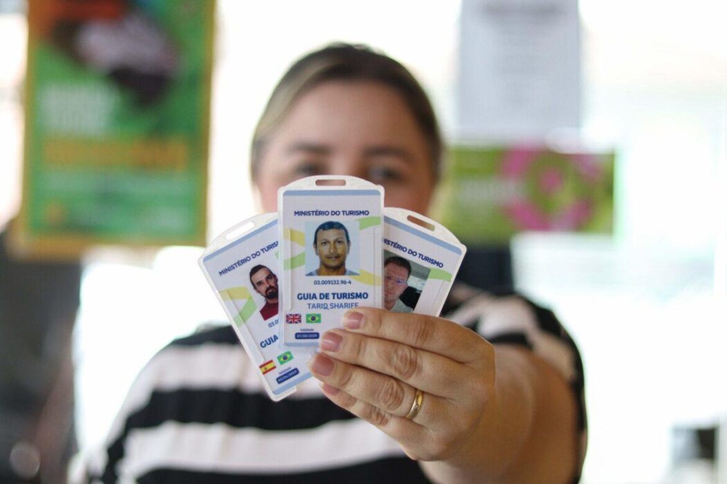 Governo do Amazonas inicia entrega de crachás profissionais para Guias de Turismo