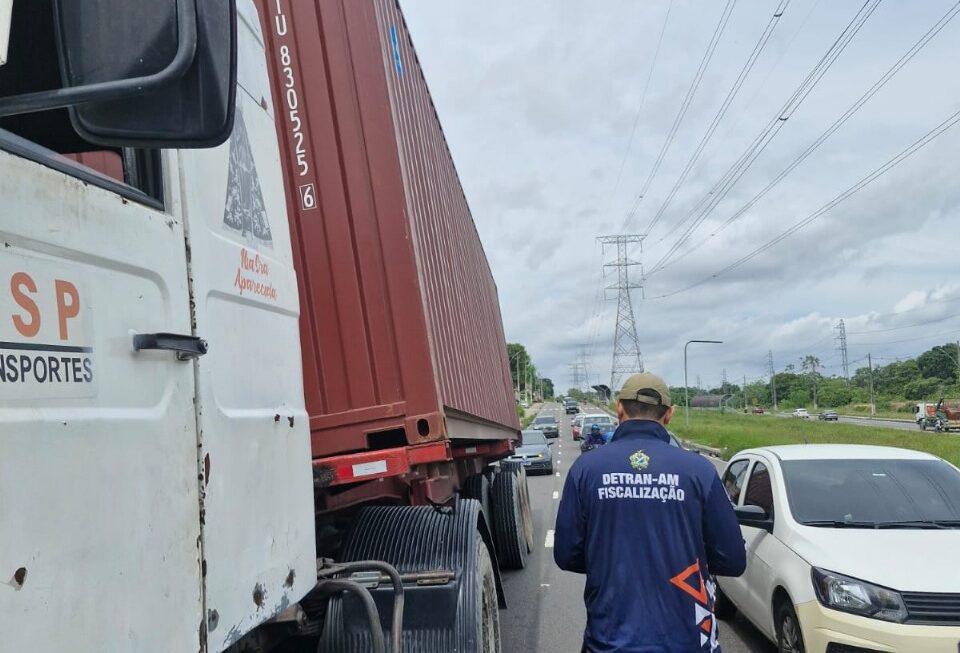 Caminhão trafegando com pneu furado é removido durante operação do Detran Amazonas