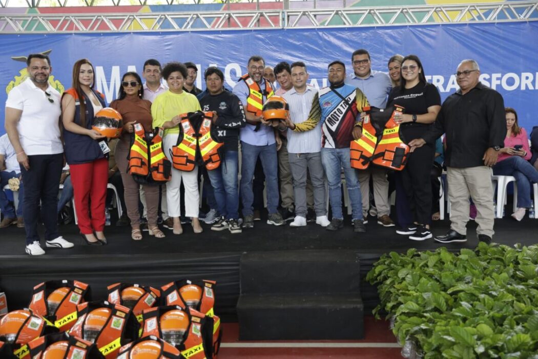 Detran-AM contempla 100 mototaxistas com kits de segurança em Barcelos